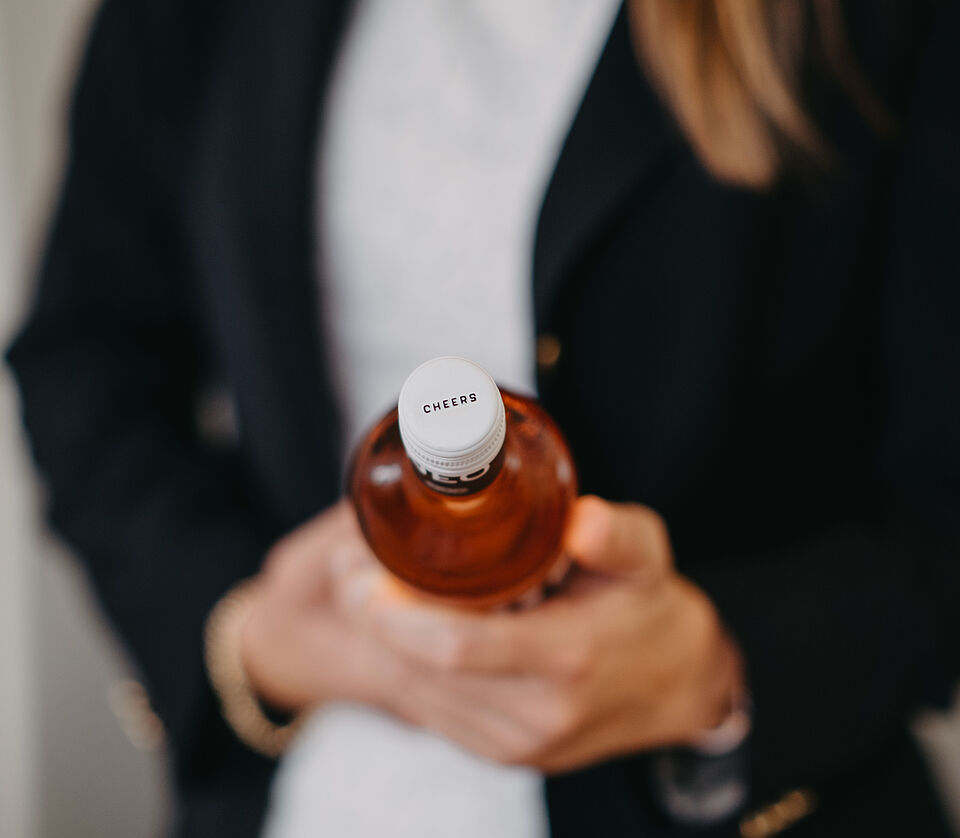 femme avec bouteille de vin cheers