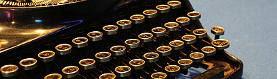 Tasten einer alten schwarzen Schreibmaschine