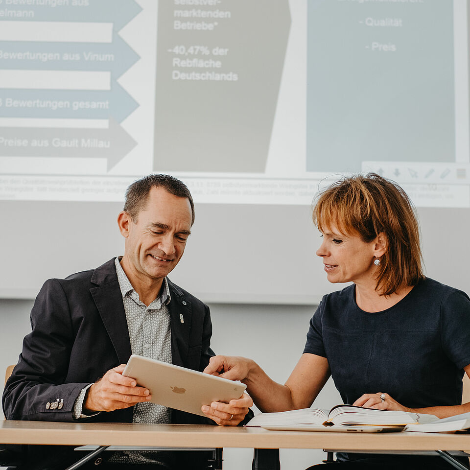 Prof. Dr. Marc Dreßler and Annika Kost talk on stage