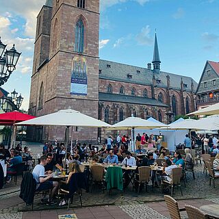 Fête du vin pour les participants à IVAS 2022, place du marché de Neustadt