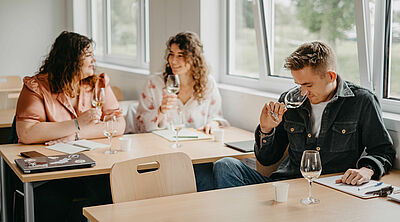 Etudiants en cours d'analyses sensorielles au Weincampus Neustadt (Photo: Stephan Presser Photography)