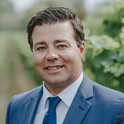 Portrait von Prof. Dr. Dominik Durner