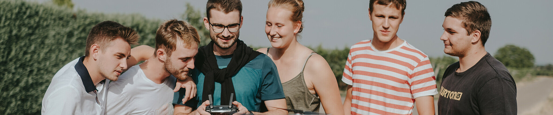 Étudiants avec un drone