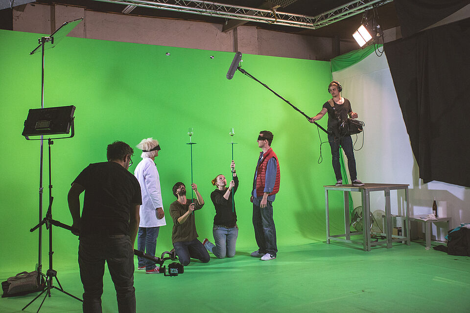 Dreh- Szene des Films mit Schauspielern vor einem Green-Screen