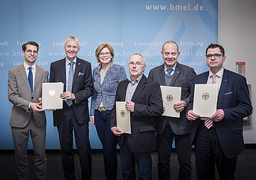 Ploitiker und Professoren des Weincampus Neustadt bei der Übergabe von Auszeichnungen