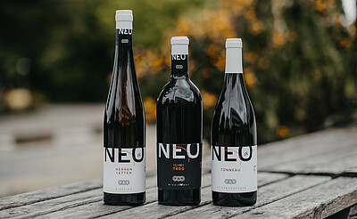 Trois bouteilles de vin NEO