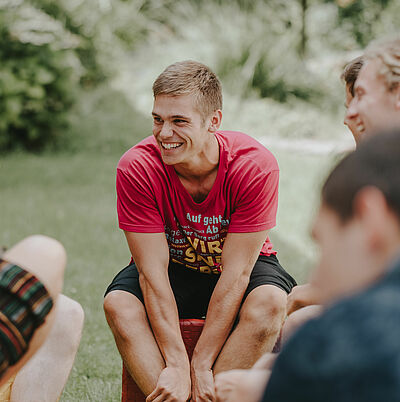 lachender Student in einer Gruppe Studierender des Weincampus Neustadt (Bild: Stephan Presser Photography) 