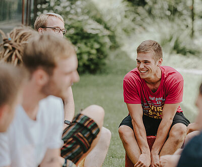lachender Student in einer Gruppe Studierender des Weincampus Neustadt (Bild: Stephan Presser Photography) 