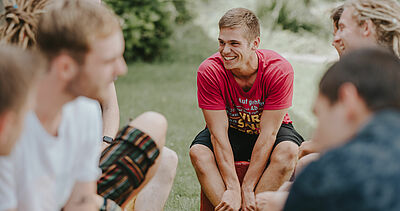 lachender Student in einer Gruppe Studierender des Weincampus Neustadt (Bild: Stephan Presser Photography) 