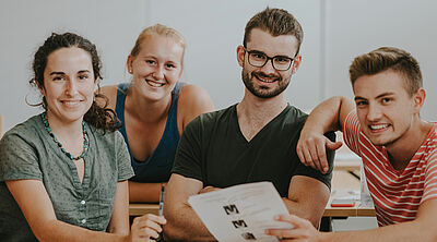 Vier Studierende des Weincampus Neustadt tauschen sich gemeinsam über vorliegendes Dokument aus
