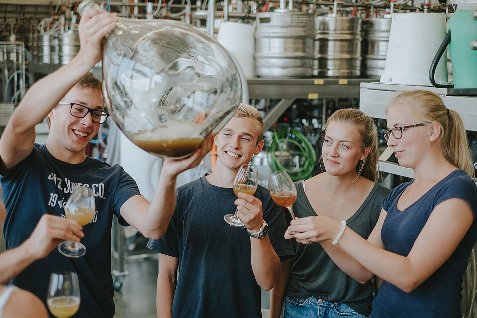 Studierende des Weincampus Neustadt im Technikum des DLR Rheinpfalz