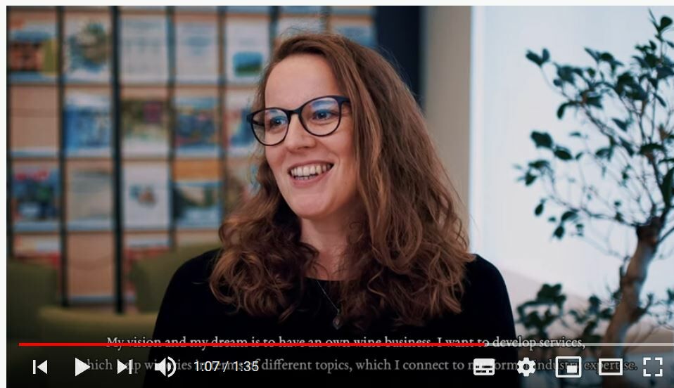 mba studentin franziska hübsch beim interview