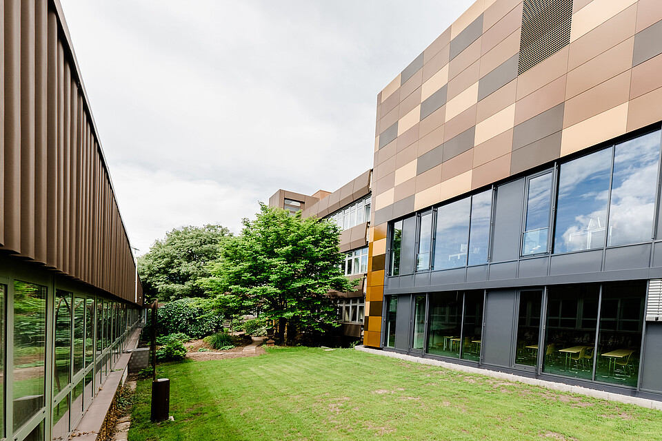 Building with outdoor area of the Wine Campus Neustadt