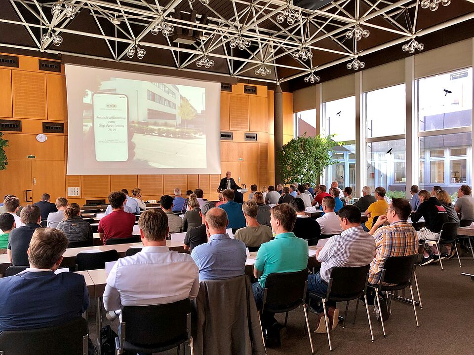 Voll besetzte Aula des Weincampus Neustadt bei einem Vortrag