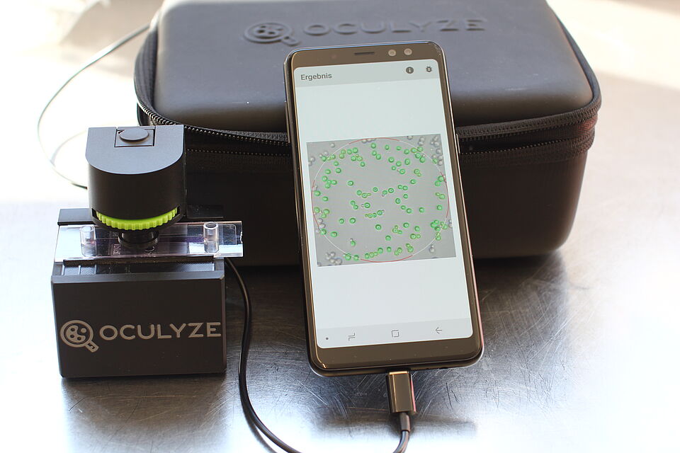 Oculyze- Apparatur mit Smartphone verbunden
