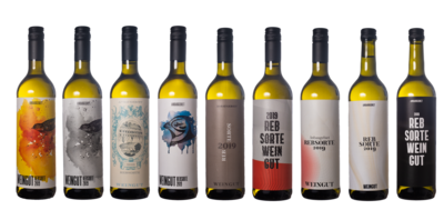 Weinflaschen mit unterschiedlichen Etikettendesigns