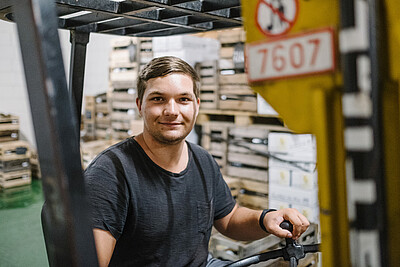 Étudiant en viticulture sur un chariot élévateur dans son entreprise de coopération