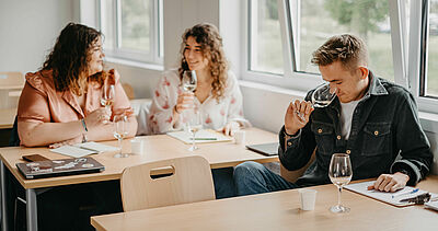 Studierenden im Sensorik-Seminar am Weincampus Neustadt (Bild: Stephan Presser Photography)