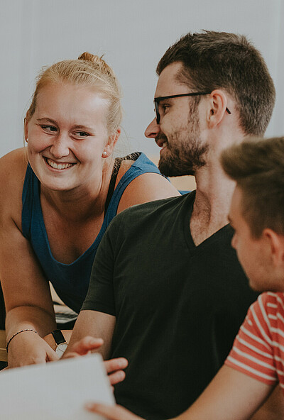 Students of the Weincampus Neustadt exchange information about a jointly edited document