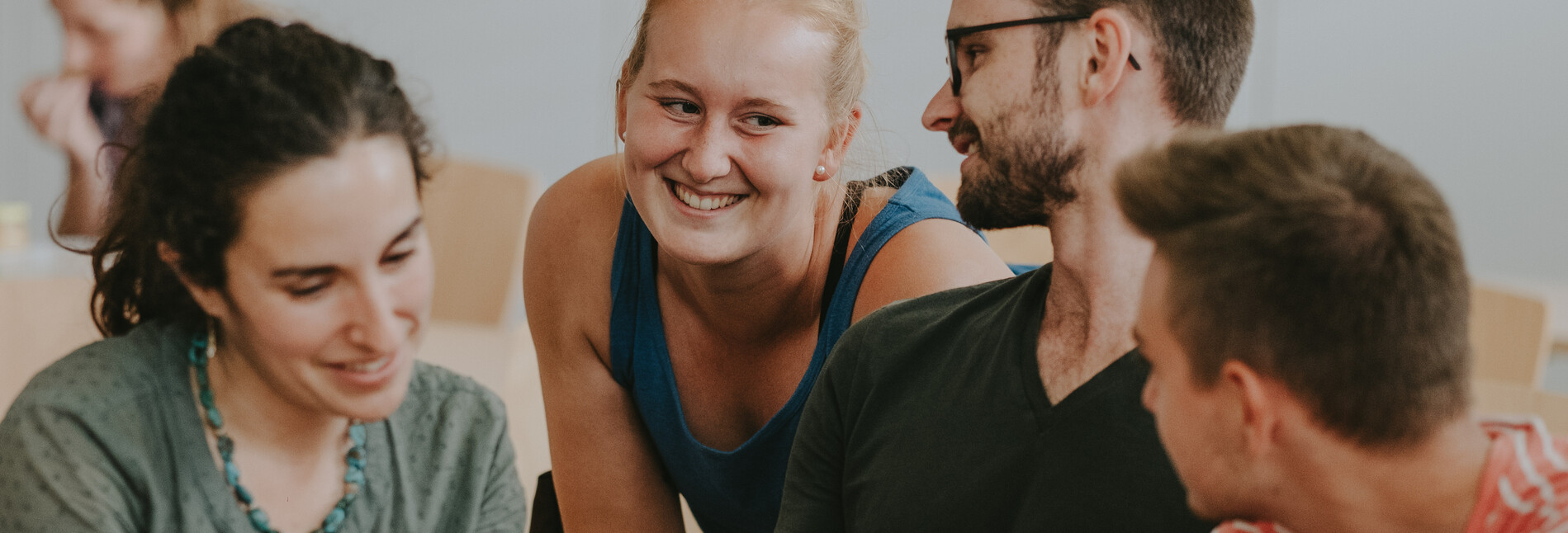 Vier Studierende des Weincampus Neustadt tauschen sich gemeinsam über vorliegendes Dokument aus