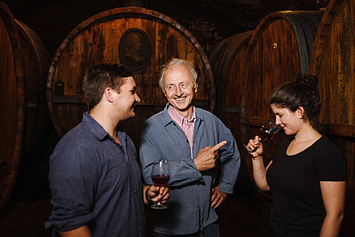 Zwei Studierende des Weincampus Neustadt bei der Kellerprobe mit ihrem Chef