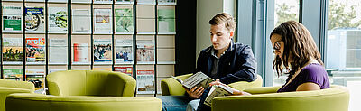 Deux étudiants dans la bibliothèque du Wine Campus Neustadt