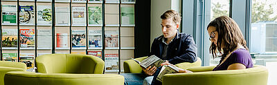 Zwei Studierende in der Bibliothek des Weincampus Neustadt