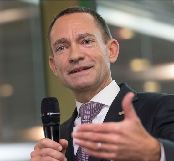 Prof. Dr. Marc Dreßler sprechend mit Mikrofon bei einem Vortrag